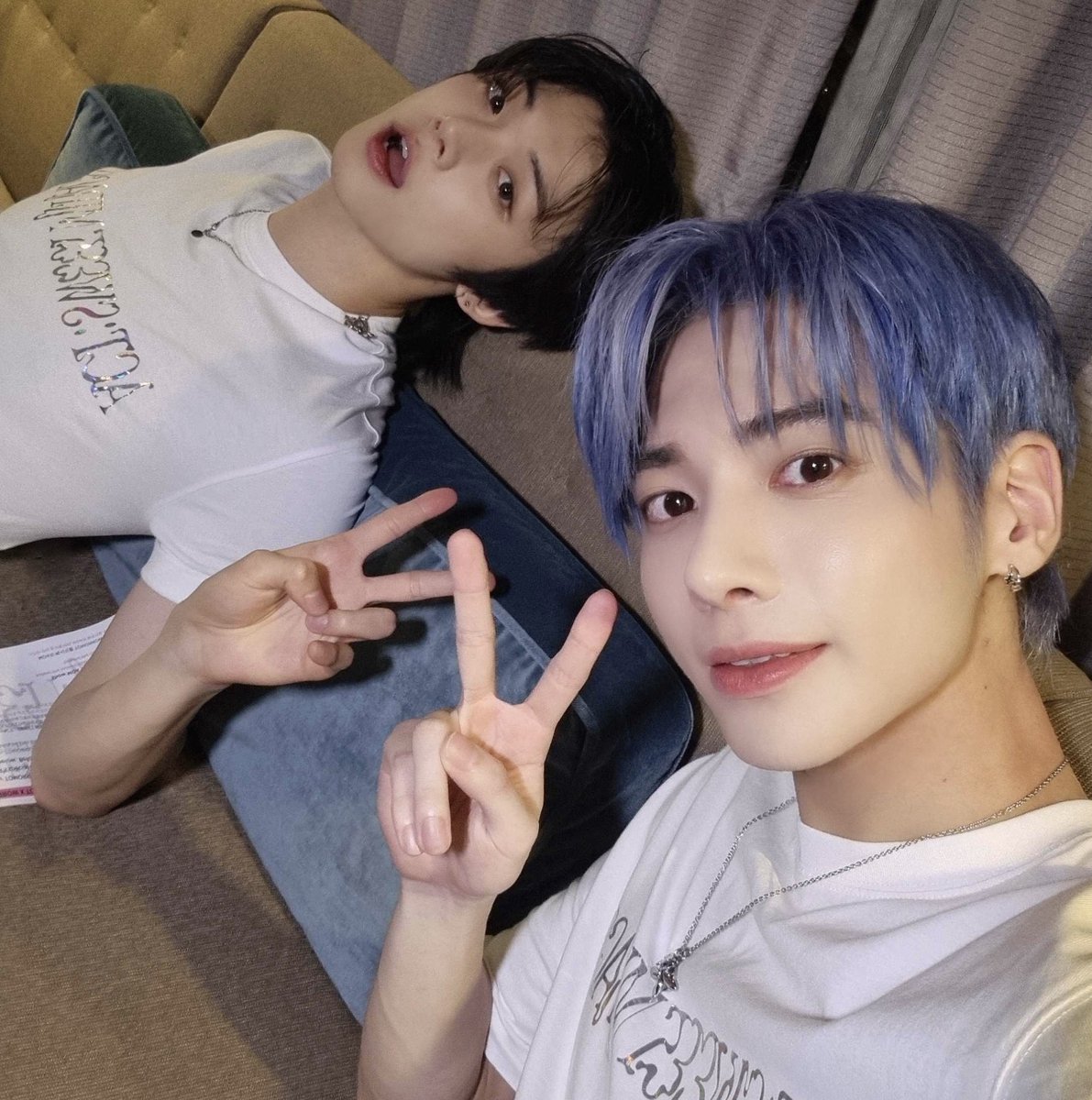 taejunfiles's tweet photo. new taejun selcas 🥹🥹🖤💙 https://t.co/xKVoVUpN6U