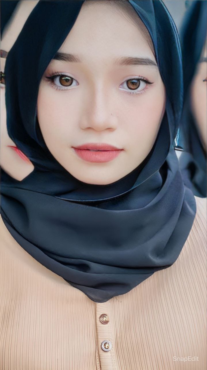 Lihat gaya Baby Putie yang vulgar dengan kemeja mini