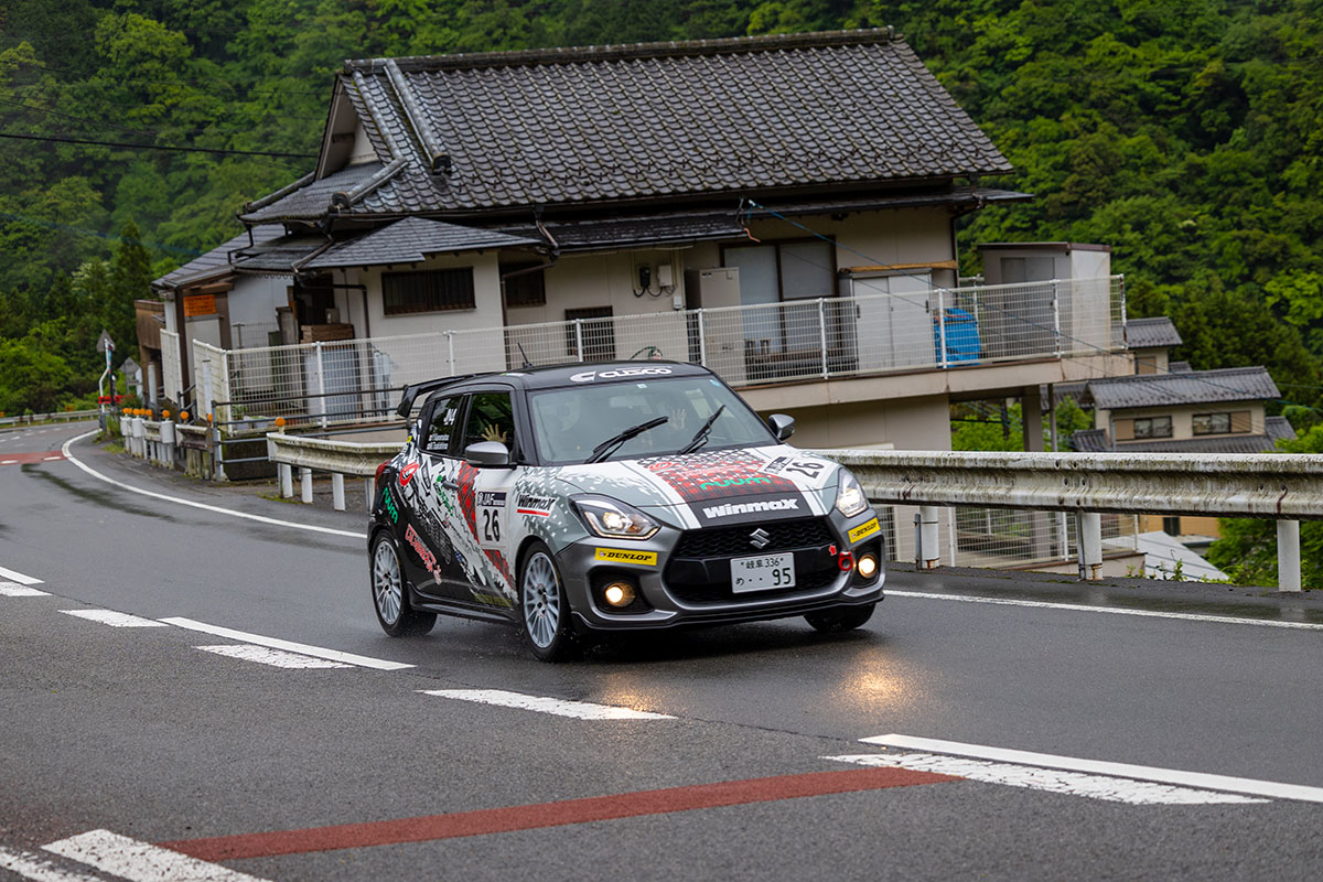 TOYOTA_GR's tweet image. &amp;lt;続き&amp;gt;

ラリーカーが駆け抜ける街 - その2🚗💨

愛媛県久万高原町、霧がかかった美しい渓谷沿いの国道33号。
日常の街の中で出会う、色鮮やかな非日常のラリーカー📷✨

#久万高原ラリー
#全日本ラリー
#JRC