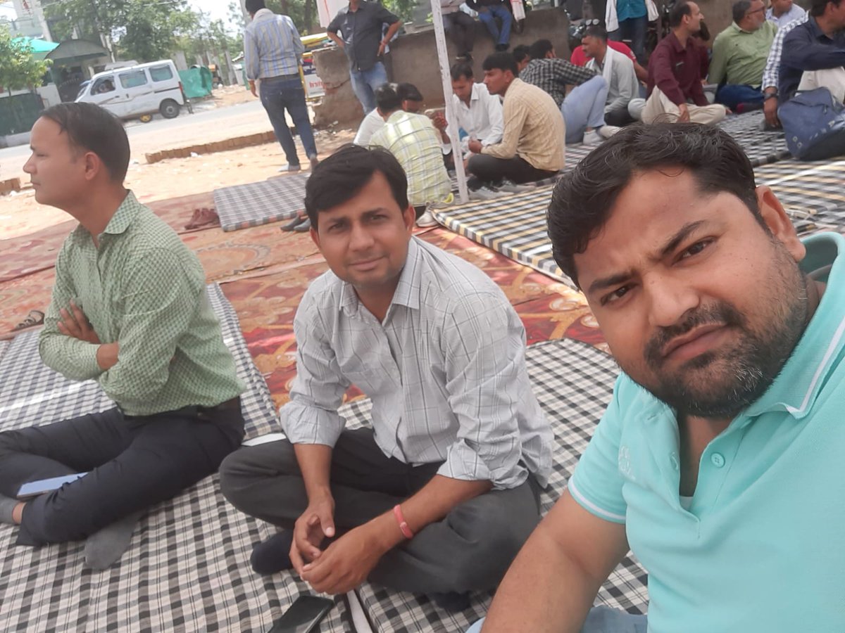 JayaramMeena's tweet photo. मंत्रालय कर्मचारियों की राजस्थान के मुख्यमंत्री श्रीमान अशोक जी गहलोत जी से काफी आशा और उम्मीद है कृपया हमारी मांगों पर शीघ्र अतिशीघ्र आदेश जारी करें
#RAJ_UDC_GP3600
@ashokgehlot51 @News18Rajasthan @zeerajasthan_ @GovindDotasra @RajCMO @_lokeshsharma @Anita51111 @artizzzz https://t.co/dZMZQl1RhR