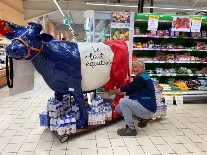 Fairefrance's tweet photo. Et non ! Ce modèle de vache est très spécifique, égérie de @Fairefrance #LeLaitEquitable pas besoin de la traire ni de la nourrir ! Mais si vous la croisez un jour, dites vous qu'un éleveur mieux rémunérés doit se trouver dans le coin 😁🤩👏👇👉🥛 https://t.co/9R598oiBEx