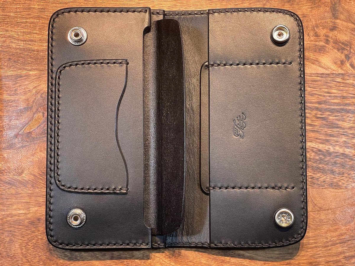 Shunsuke_K510's tweet photo. クロコでトラッカーウォレットを制作しました。専用のウォレットロープもセットで使ってもらえると嬉しいです。
#leather #leatherwallets
#leathercrafted
#手縫い #ハンドメイド
#レザークラフト #レザクラ
#手作り #革財布 #革製品
#長崎県 #五島列島 #新上五島町
#オールドフェローカンパニー https://t.co/FnHTnmV03P