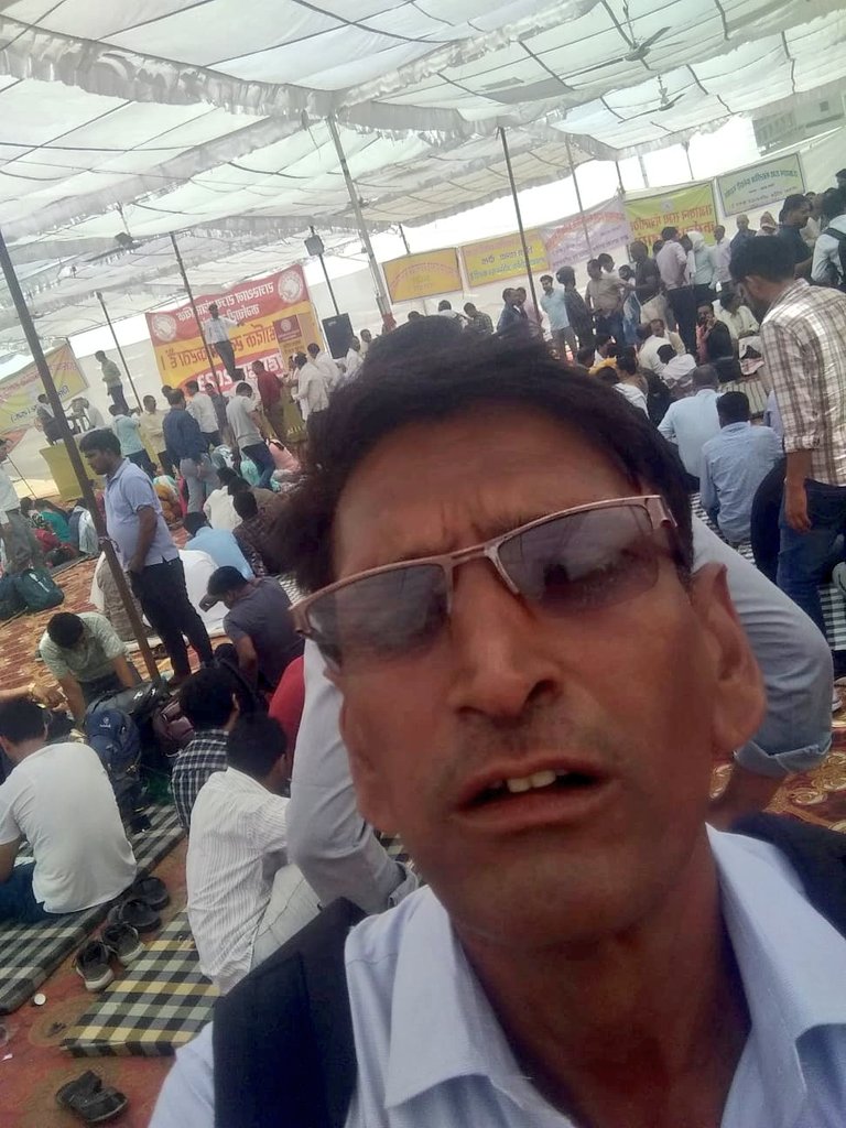rahul190894's tweet photo. #RAJ_UDC_GP3600 गहलोत शाबाश  21 दिन से मंत्रालय कर्मचारी महापड़ाव मे बैठा हुआ है इसमें बहुत से लोगो के हौसले की परीक्षा ली जा रही है लेकिन इतनी देर ना करें शाबाश की शिप्रा पथ खुद श्मशान घाट बन जाये ।
@ashokgehlot51 
@1stIndiaNews 
@zeerajasthan_  RIP 🙏 https://t.co/P5cvlbjDOB