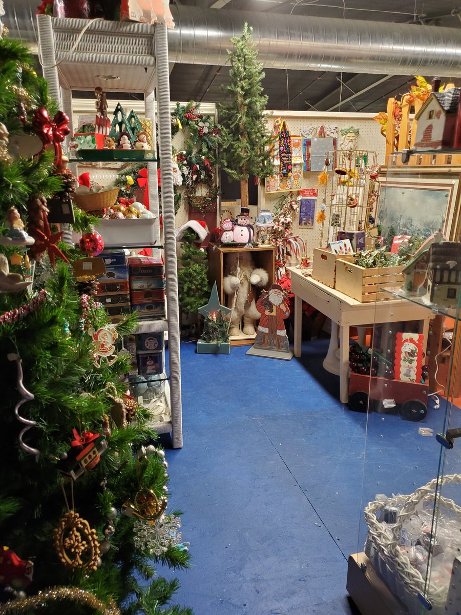 FarmAntiques's tweet photo. The Holiday Hay Loft has been refreshed and restocked - that's almost a holiday celebration itself!

#fargofinds #holidays #HolidayDecor #vintagechristmas #halloween #celebrations🎉 #fmarea #seeyouatthefarm https://t.co/q2aVvslCb8