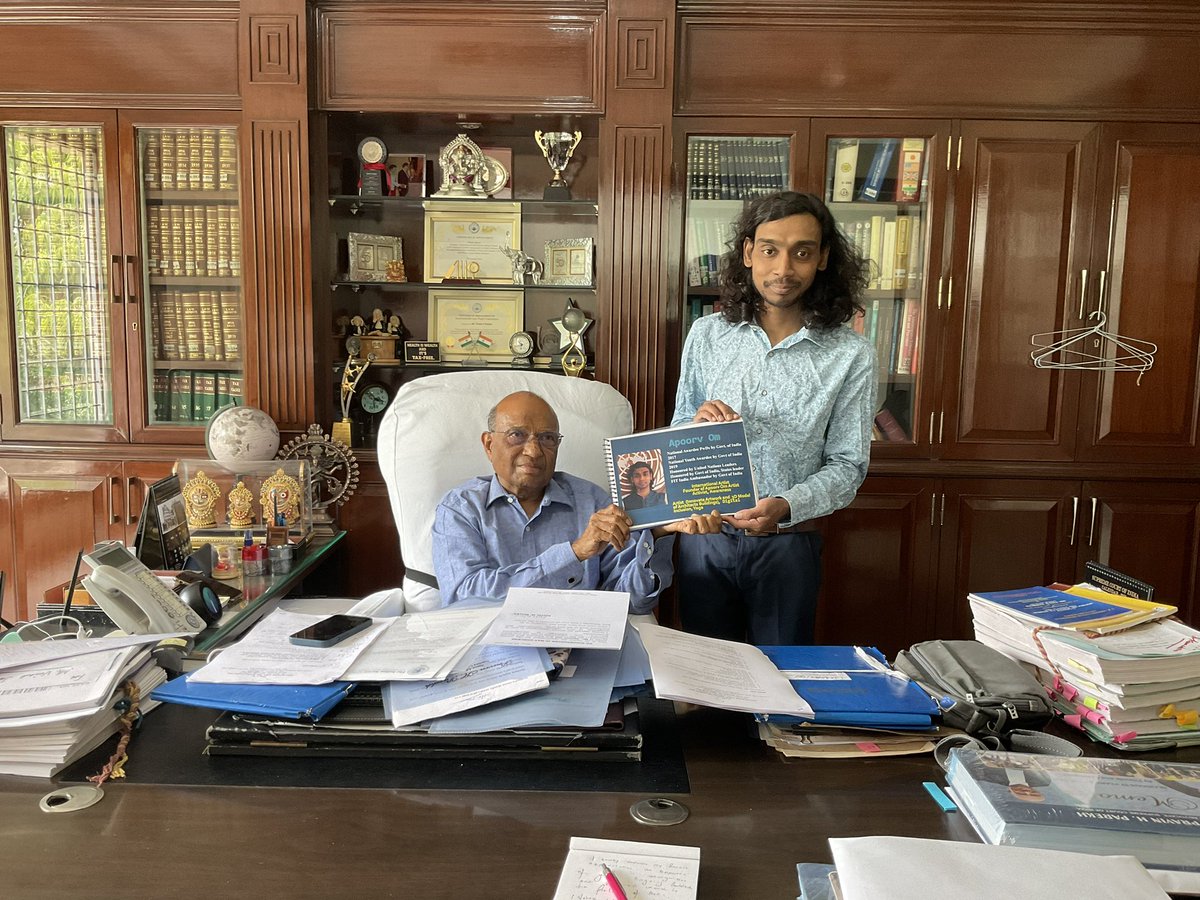 pravinhparekh's tweet photo. Presents a certificate of appreciation to a talented artist, Recognizing their creative brilliance and contribution to society.@apoorv_om https://t.co/ebLoTA76wW