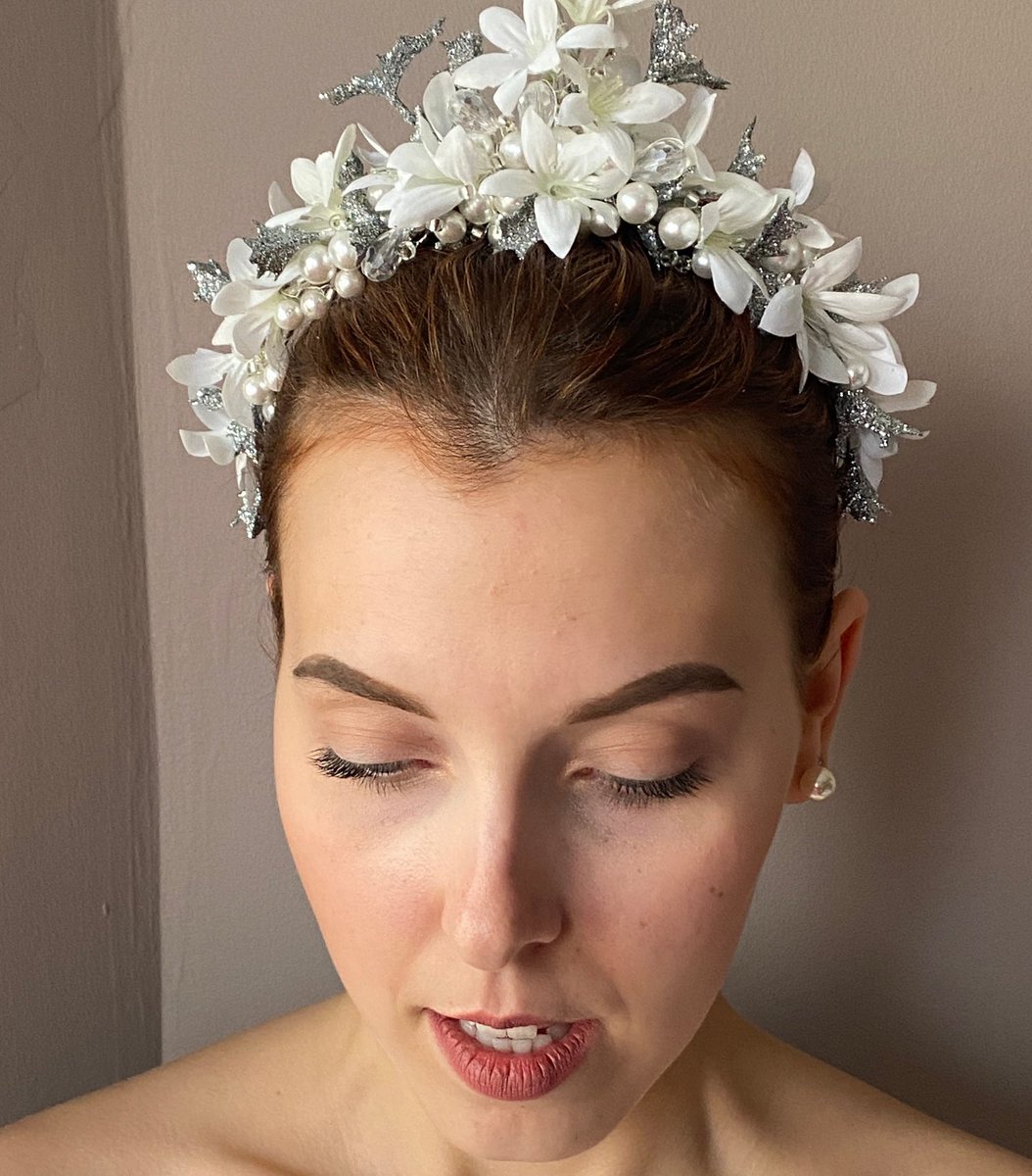 Introducing’The Sarah’ headband from my #etsy shop: A delicate headpiece of silver leaves woven together with pearls and wild flowers. Brides silver leaf headpiece, silver leaf tiara, silver leaf #white #wedding #silver #fairytaleprincess etsy.me/3HLyDph