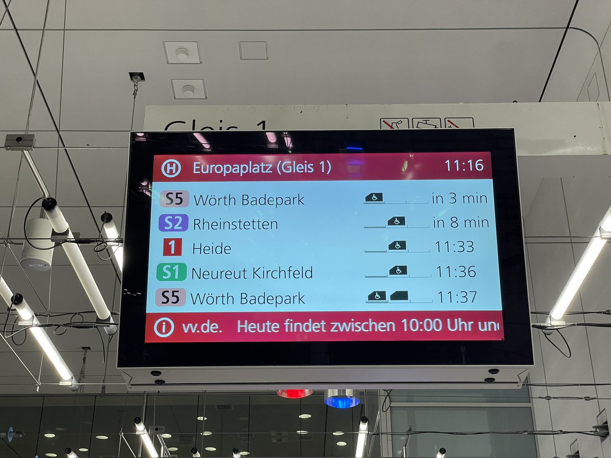 sbamueller's tweet photo. Zum ersten Mal die neue U-Strab in #Karlsruhe. Eindrucksvolle Stationen, auch wenn sie alle gleich aussehen.
Haben Licht-Kunst und interessante Hängung der Beleuchtung. Alles sehr hell und großzügig.
#Lichteffekte #regenbogen #öpnv #spnv https://t.co/e0lzfmLHVz