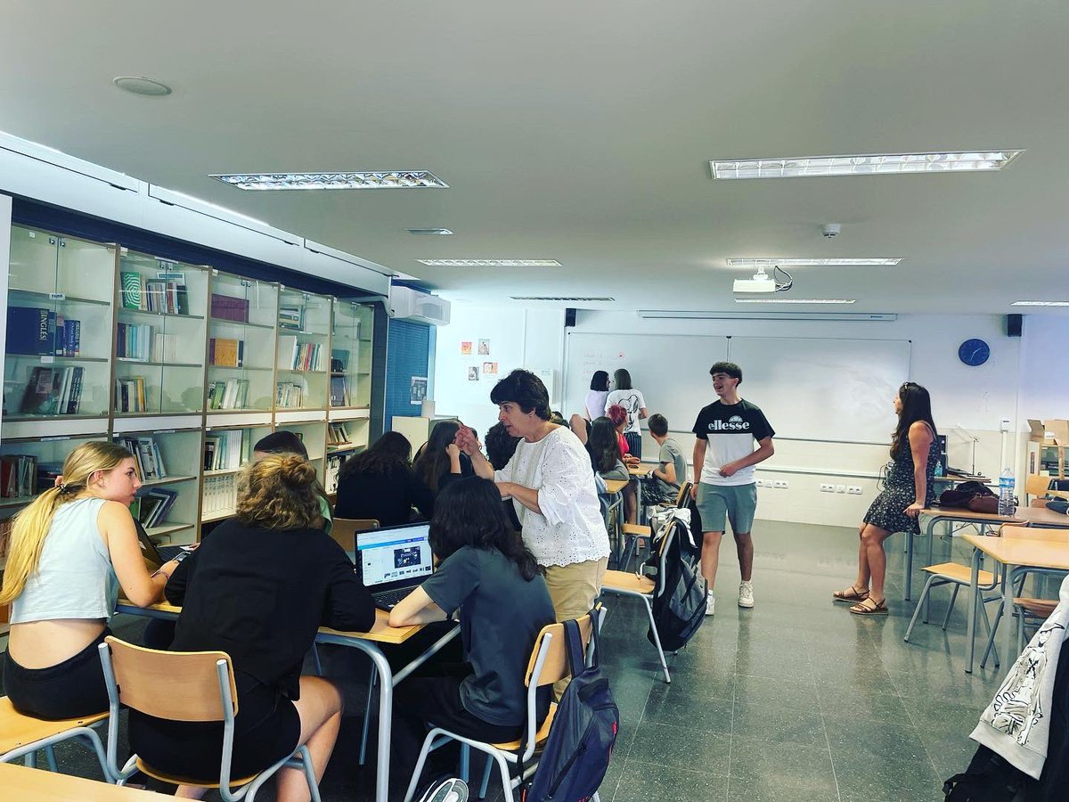 fib_ies's tweet photo. 📣🇪🇺🇨🇿🇪🇸Posem fi a una setmana #erasmusplus excepcional. El nostre projecte #erasmusplus “Connected in difference” arriba a la seua fi però els aprenentatges adquirits i les experiències viscudes quedaran en el nostre record📣🇪🇺 🇨🇿🇪🇸@sepie_gob @gymnaziumpribor @GVAeducacio https://t.co/OQjNQJIvce