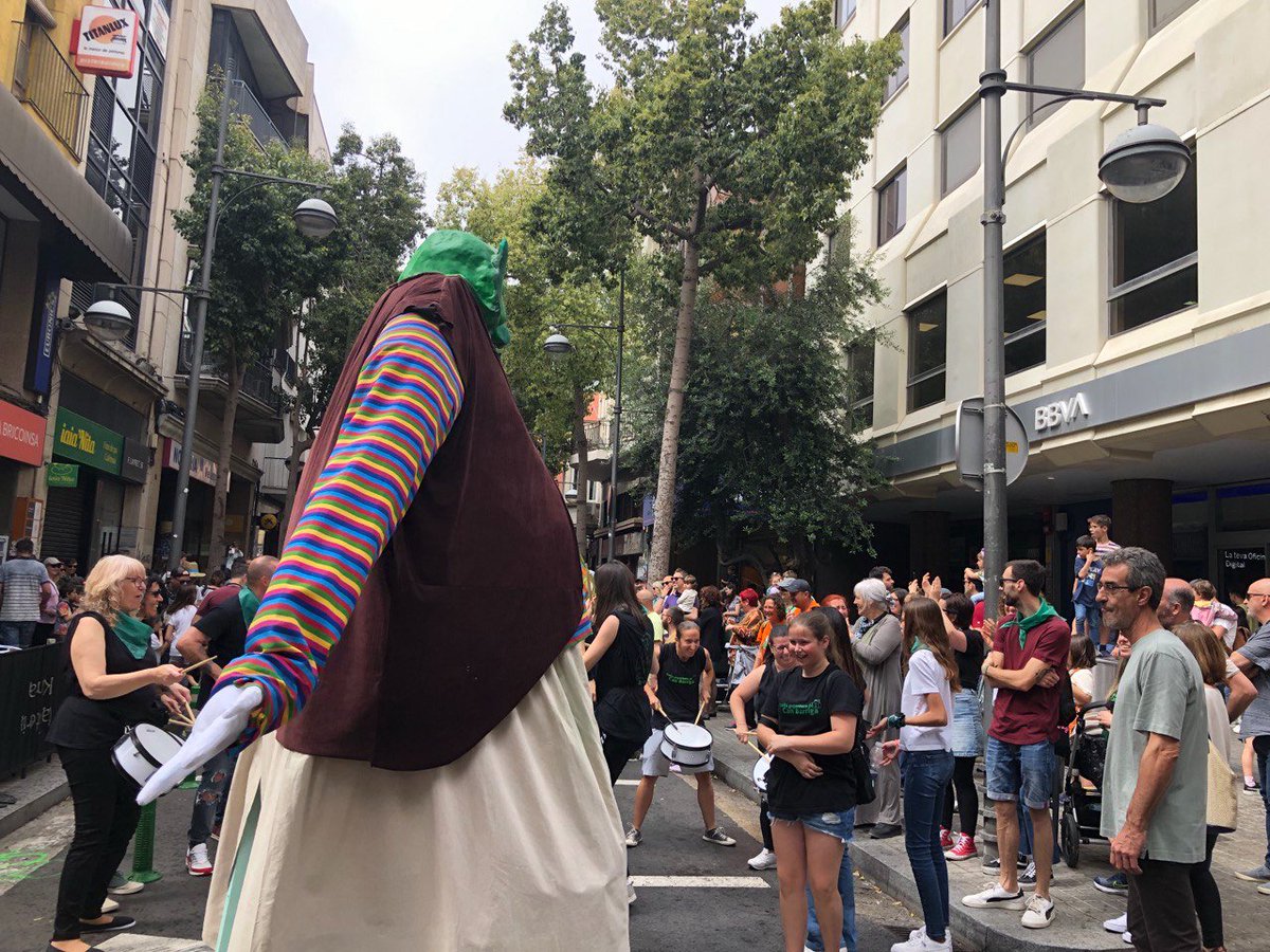 mariadolorsa's tweet photo. A cau d'orella li vaig dir, Frederic, aquest gegant és "dels nostres". 

Ballava en Barrigota, que demostra que la cultura popular pemet participació universal. 

Aspirem i lluitem per un món on el "nosaltres" es refereixi al 100% de la població, sense exclusions.

#Badalona https://t.co/dlpPBLJoKq