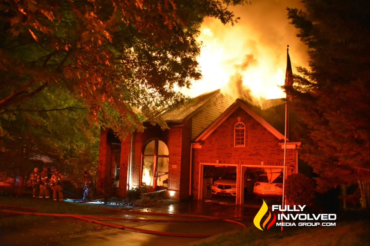 FullyInvMedia's tweet image. Fully Involved House Fire on Abbey Hill Ln In South Charlotte shortly after midnight. Great work by @CharlotteFD