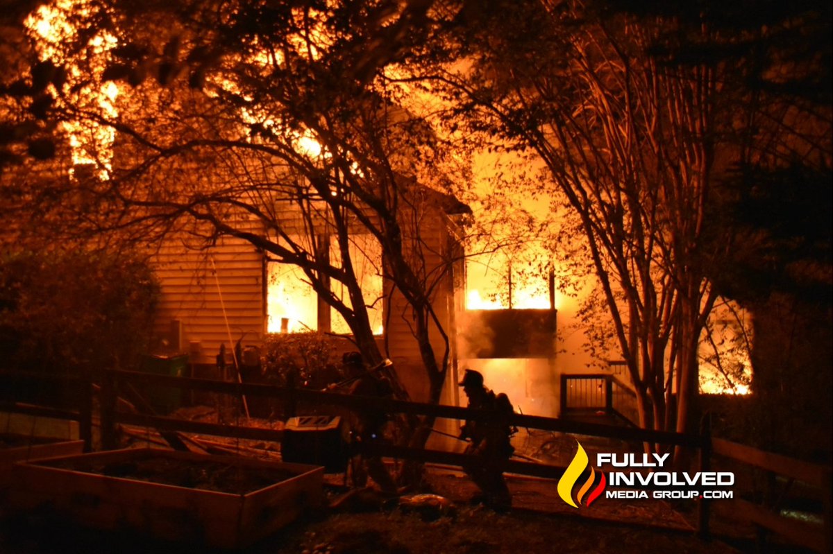 FullyInvMedia's tweet image. Fully Involved House Fire on Abbey Hill Ln In South Charlotte shortly after midnight. Great work by @CharlotteFD