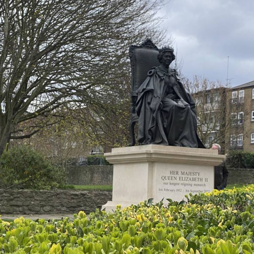 Royal hotels, piers, sculptures and royal visits. There’s lots of royally 👑  good spots to visit on the #ActiveThames Gravesend Riverside Trail. ⚓ 💦 walks.gojauntly.com/walks/the-grav… @ThamesPathNT @LondonPortAuth @Active_Kent @ExploreKent