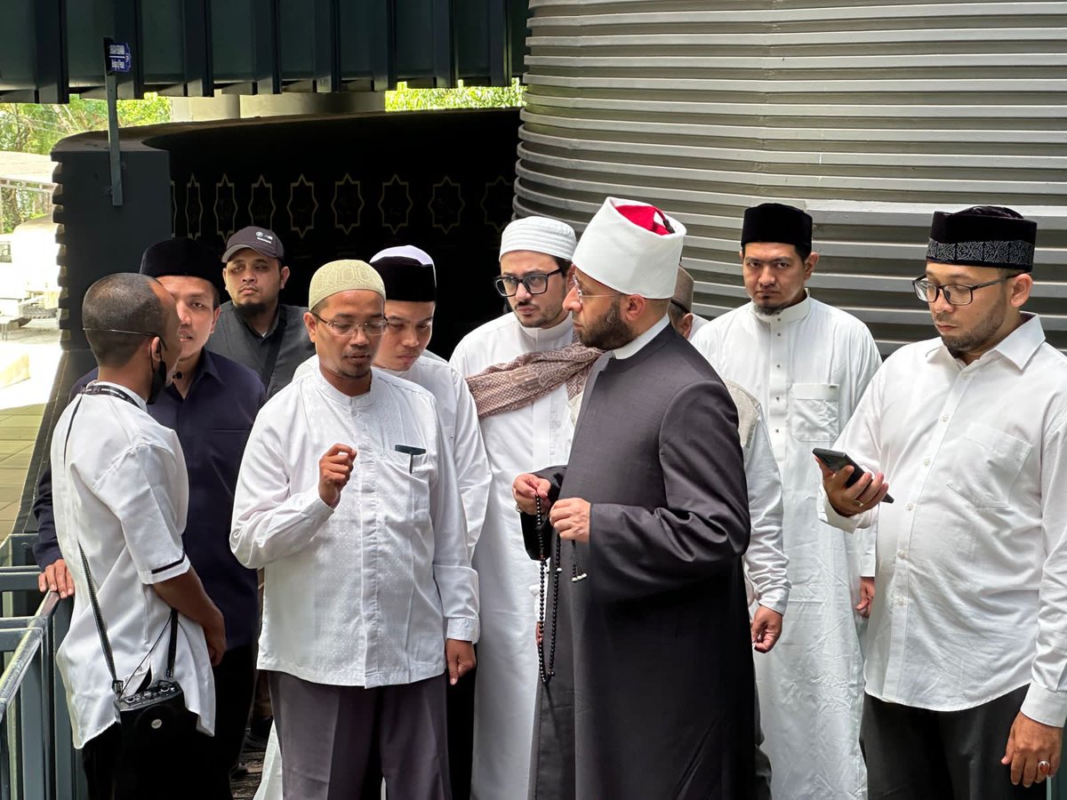 museumtsunamiid's tweet photo. Salah seorang ulama besar dari Al-Azhar Kairo Mesir, Syekh Usamah Sayyid Al-Azhari, menyambangi Museum Tsunami Aceh, Sabtu, 6 Mei 2023. #museumtsunami https://t.co/wCXb5PI0kK