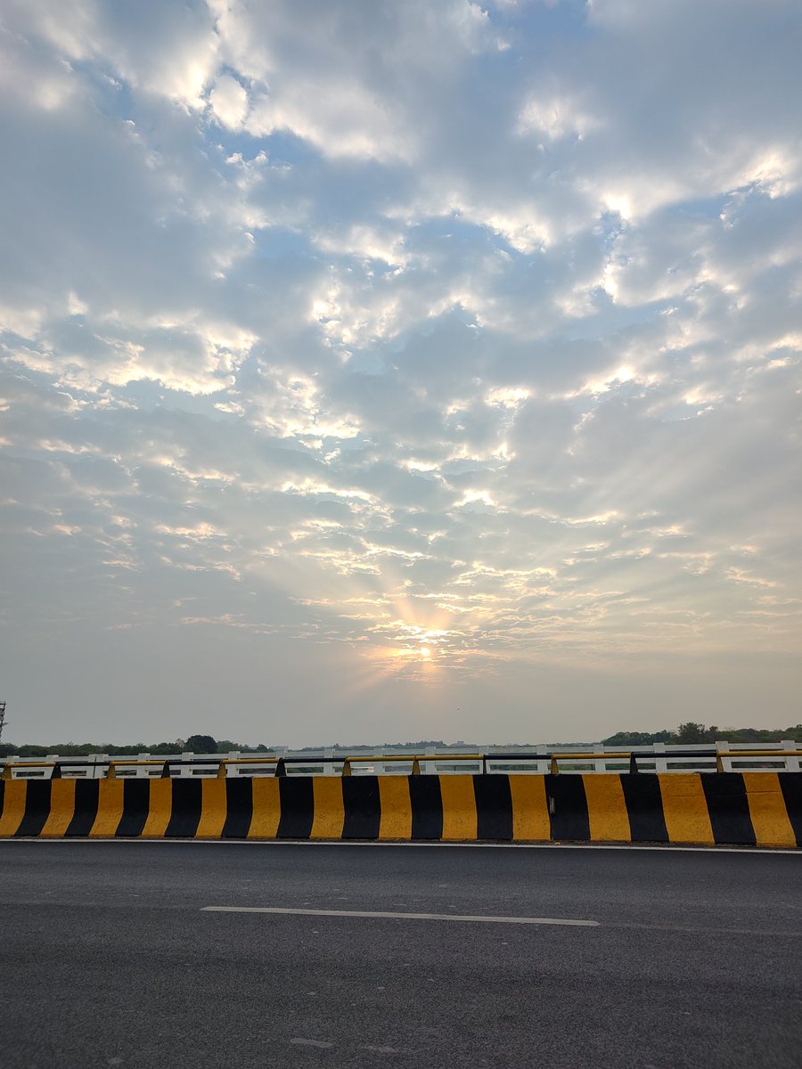 patel_grv's tweet photo. #sunrise view over Sabarmati river bridge
#Ahmedabad @ourgandhinagar @MaruGandhinagar @gnrportal @FanboyMoto
#motorolaedge30ultra 2X Zoom #Motography #HelloMoto #Motographer https://t.co/TBfFz7CXcG