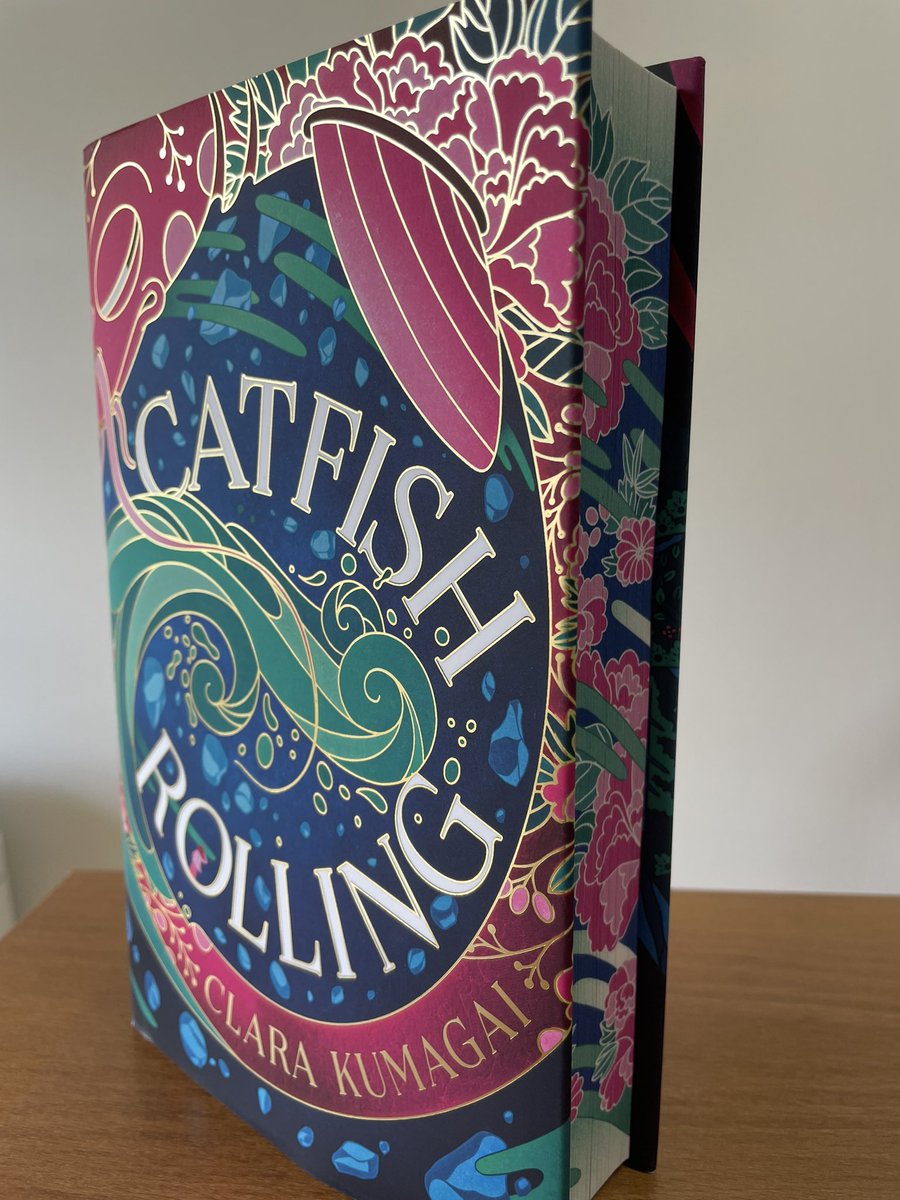 I started reading Catfish Rolling by Clara Kumagai, newly published post-disaster literature. Take the hardcover version to have beautifully decorated edges.     #clarakumagai #catfishrolling #震災後文学 #東日本大震災