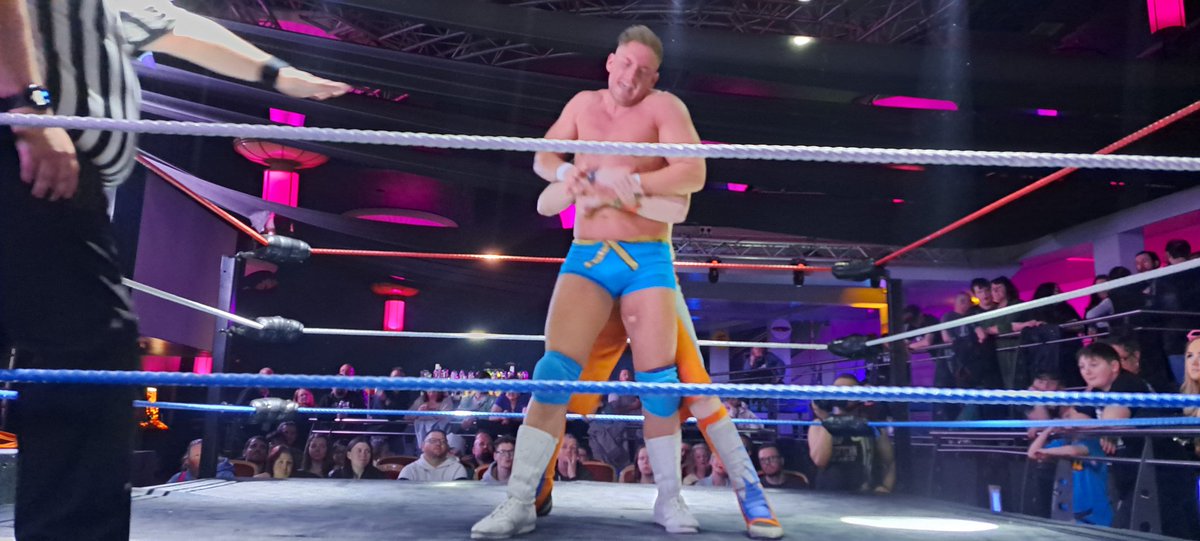 Quarium's tweet photo. @PCW_UK @SamGradwell @Priscillaqotr  great night last night! My twins had a great birthday!! https://t.co/KW7MMB1lTs