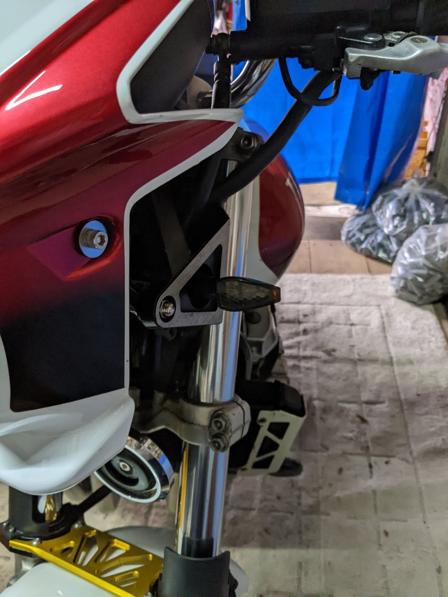 niruniino's tweet image. 車検に備えてeマーク付きのウインカーに交換します！写真は交換前。にしてもＧＷ最終日はよく降りますね～🌧️
#cb1300 #sc40 #初車検