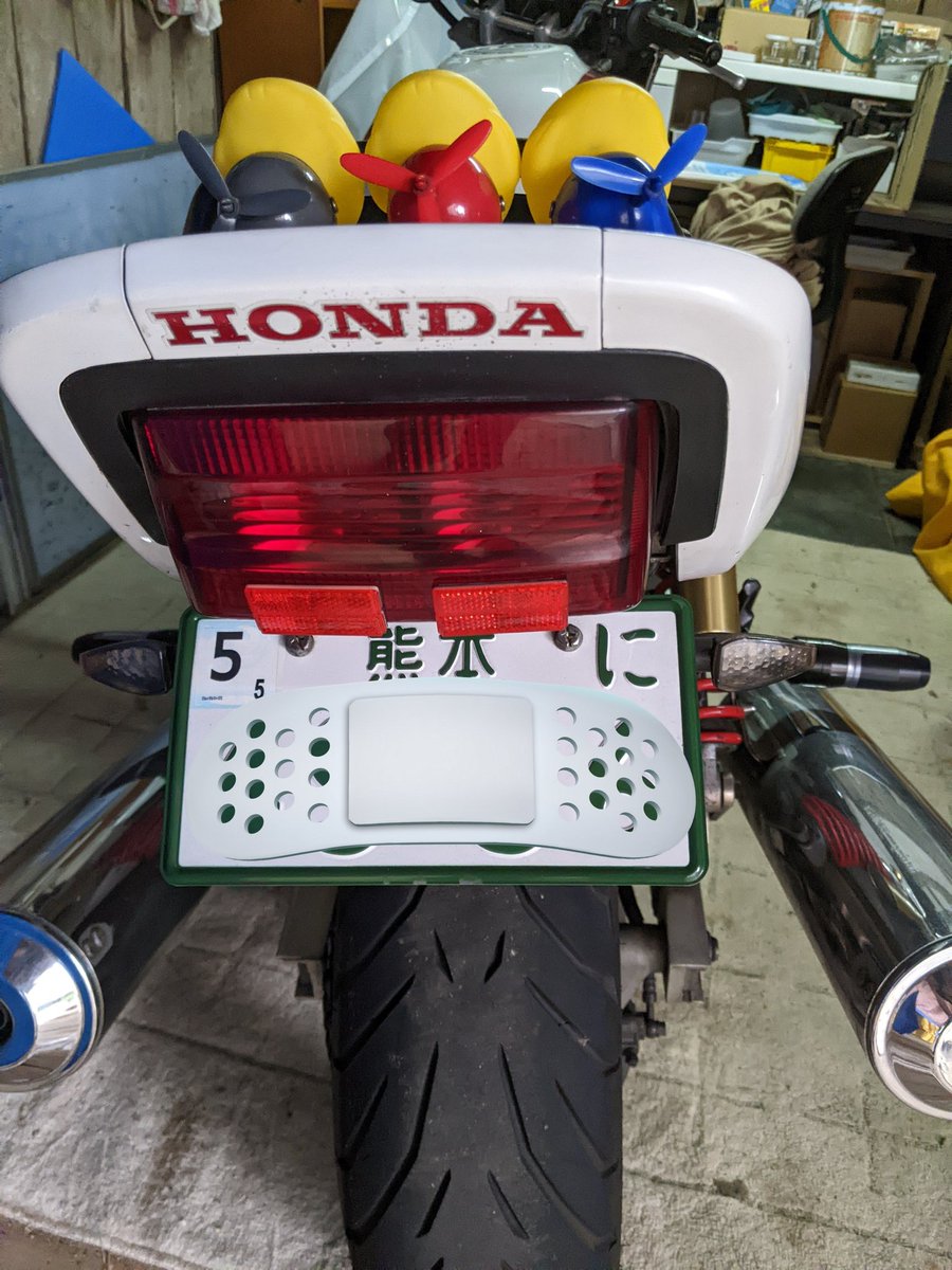 niruniino's tweet image. 車検に備えてeマーク付きのウインカーに交換します！写真は交換前。にしてもＧＷ最終日はよく降りますね～🌧️
#cb1300 #sc40 #初車検