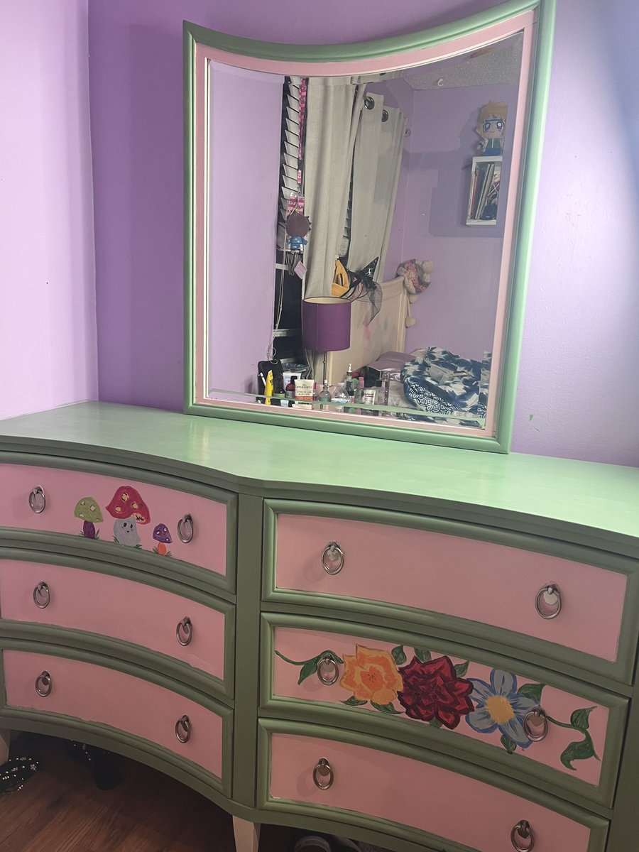 QueenGuineveree's tweet photo. I’m just gonna start painting everything from now on #artsy https://t.co/1DtbqHtHb7