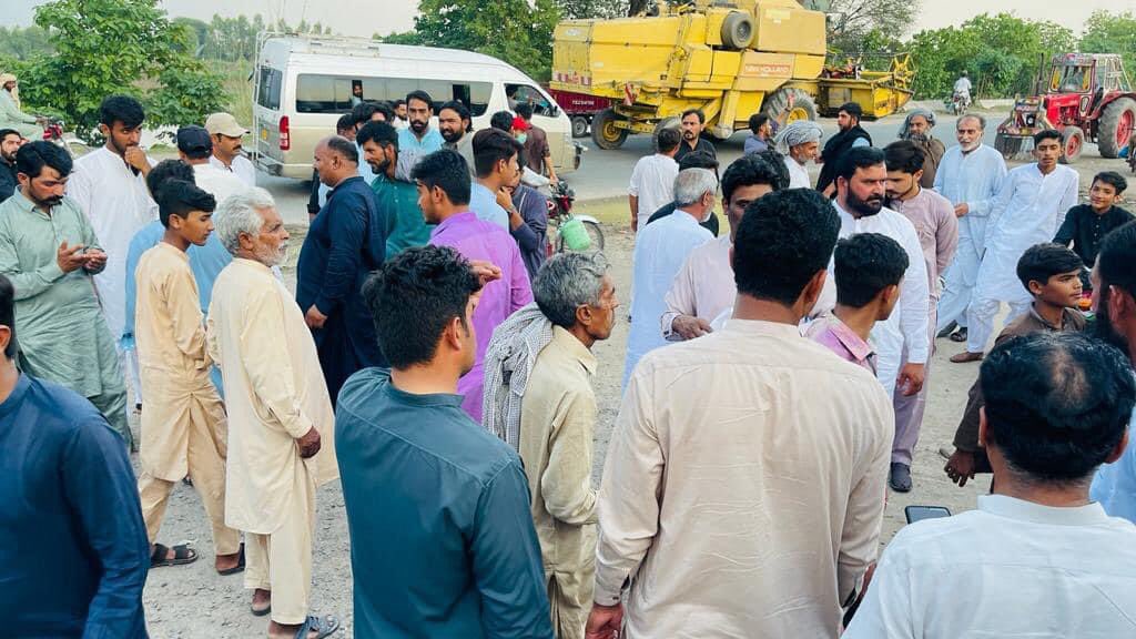 PTIMBDOfficial's tweet photo. The residents of UC dharikan gathered at main road to show solidarity for Cheif Justice and Supreme court of Pakistan 
#PP66 #MandiBahauddin 
 #I_StandWithSupremeCourt https://t.co/e5iB1vBSux