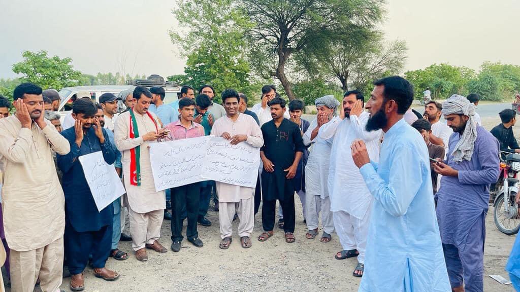 PTIMBDOfficial's tweet photo. The residents of UC dharikan gathered at main road to show solidarity for Cheif Justice and Supreme court of Pakistan 
#PP66 #MandiBahauddin 
 #I_StandWithSupremeCourt https://t.co/e5iB1vBSux