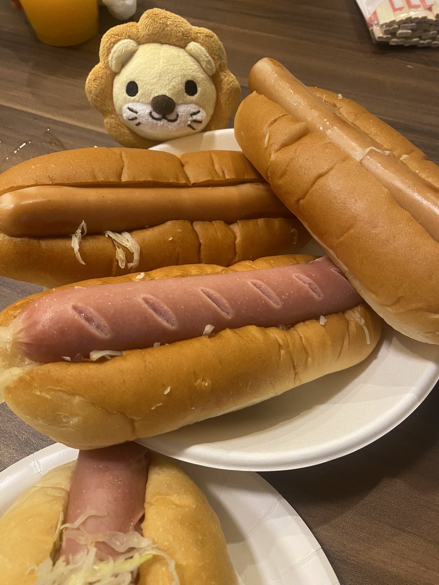 Liberal_Lions_'s tweet photo. 【速報】野球部ブースに急展開🔥

提供予定のホットドッグのパンが、栃木にあるコッペパン専門店のものを使えるようになりました！！

さらに美味しさグレードアップ✨

本日は試作会の一部をお届けします😁
#リベ大フェス2023
#リベ大生と繋がりたい https://t.co/M2TkY3qUC2