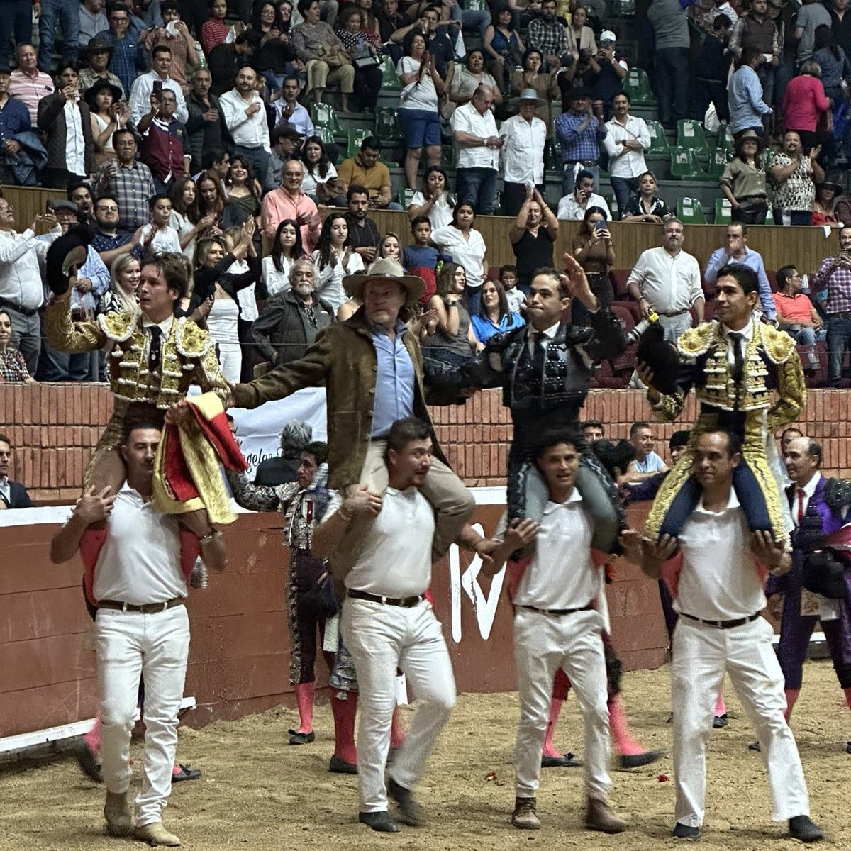 Ayer en el <a href="/PalacioDelArte/">Palacio Del Arte</a> de Morelia, Michoacán, <a href="/Matadorjps/">Juan Pablo Sanchez</a>, 2 orejas y rabo, <a href="/hectorgutie_rez/">Hector Gutierrez</a>, 3 orejas y <a href="/GilioArturo/">Arturo Gilio</a>, 2 orejas a un toro de regalo y salieron a hombros junto con el ganadero de <a href="/TorreondCanas/">Torreón de Cañas</a> <a href="/JulioUribeBarro/">Julio Uribe Barroso</a>.