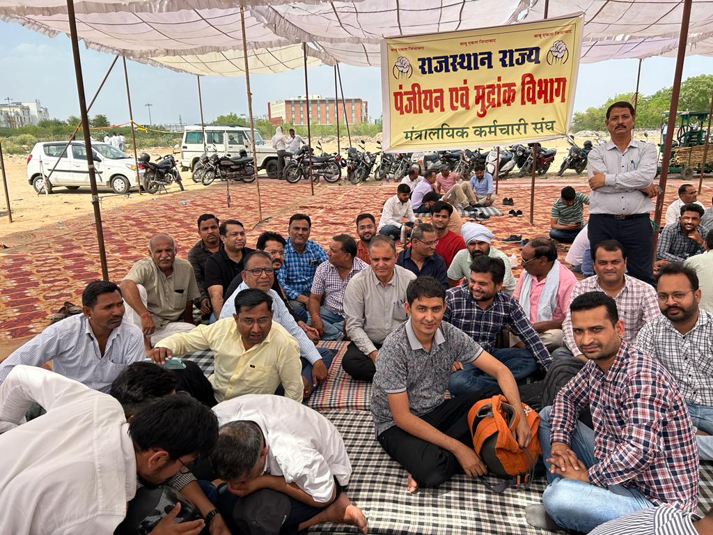 sunildigstamp's tweet photo. गहलोत जी बाबुओं का खून ले लिए अब क्या 21 दिन बैठा के जान लोगे उनकी थोड़ा तो झुको क्या मोदी जी की तरह आप भी अकड़ के खड़े हो गए गर्मी तेज ह राहत दो बाबुओं को और जनता को रूका हुआ ह राजस्थान

#RAJ_UDC_GP3600
@ashokgehlot51 
@zeerajasthan_ 
@_lokeshsharma 
@RajCMO 
@zeerajasthan_ https://t.co/cXJBb40enP