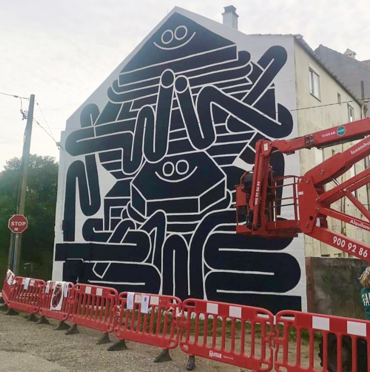 🖌<a href="/diazfaes/">Juan Díaz-Faes</a>
📍Rúa Coutadas 87
🎉 Rematou o seu mural o artista Díaz-Faes ! 🎉 Moitísimas grazas 😊 por deixar esta obra na nosa cidade e formar parte de #Vigo cidade de cor ❤️👏
E ollo... Mañán comezan novos murais!