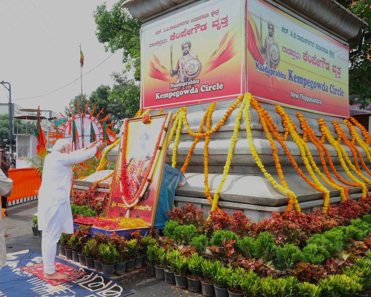 Began today’s roadshow in Bengaluru by paying tributes to Nadaprabhu Kempegowda Ji. We recall his rich vision and reiterate our commitment to fulfilling it.