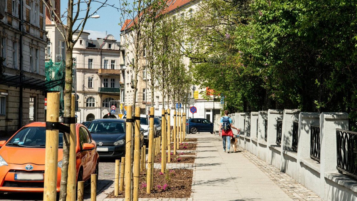 rowerowesygnaly's tweet photo. Było parkowanie skośne na chodniku, jest równoległe na jezdni. Są też nowe drzewa 😎

Kolejna ulica w Poznaniu przeszła metamorfozę. 

https://t.co/aJhx89Yf4L https://t.co/RqhbLgju4p