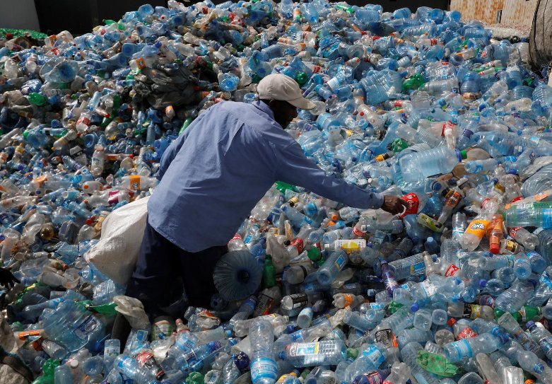 ElginAngelo's tweet image. Un grand bravo aux hommes tel que @BemahGado et tant d'autres dans le monde qui se battent pour valoriser les déchets plastiques et protéger notre environnement ! Votre engagement pour un avenir plus durable est inspirant 🌍♻️ #Environnement #DéveloppementDurable #ZéroDéchet