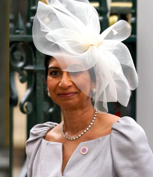 robinsaikia's tweet photo. @PaulEmbery #AdjoahAndoh frets about the #WhiteBalcony. As a man of colour myself, I console myself with the thought that we of the duskier persuasion are the ones who *really* run the country 😄 @tomdoorley @dodgyvictorians @trevorw1953 @GilesMacDonogh https://t.co/r9DCHARq7E