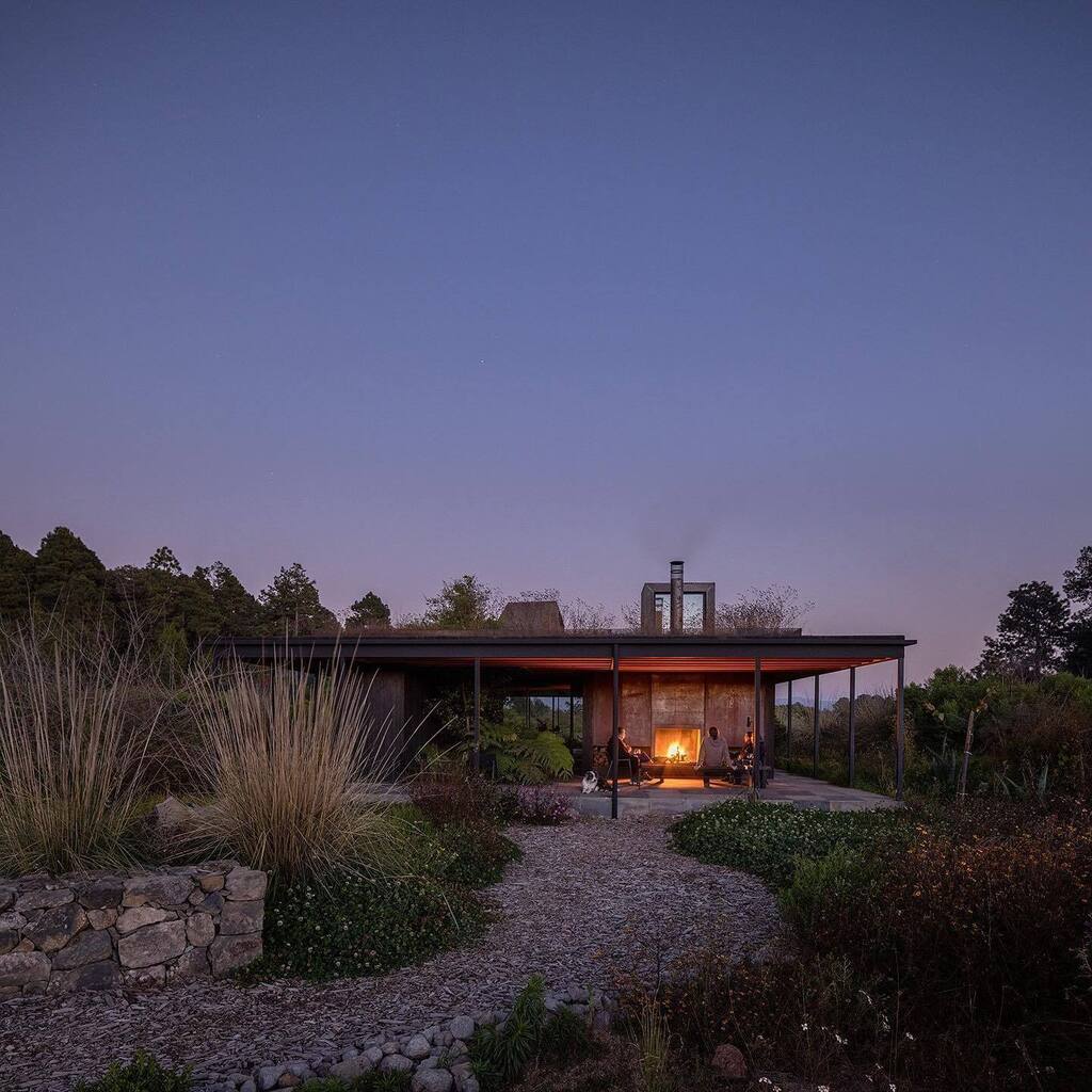 thinkoutsidegar's tweet photo. Rain Harvest House in Mexico by Robert Hutchison Architecture. #fire 
#fireplace  #greenery #architecture #landscaping #landscape #landscapedesign #garden #gardens #greenery #gardendesign #outdoor #outdoors #outdoordecor #exterior #exteriordesign #exteriordecor #home #homede… https://t.co/pVG2Eqw23d