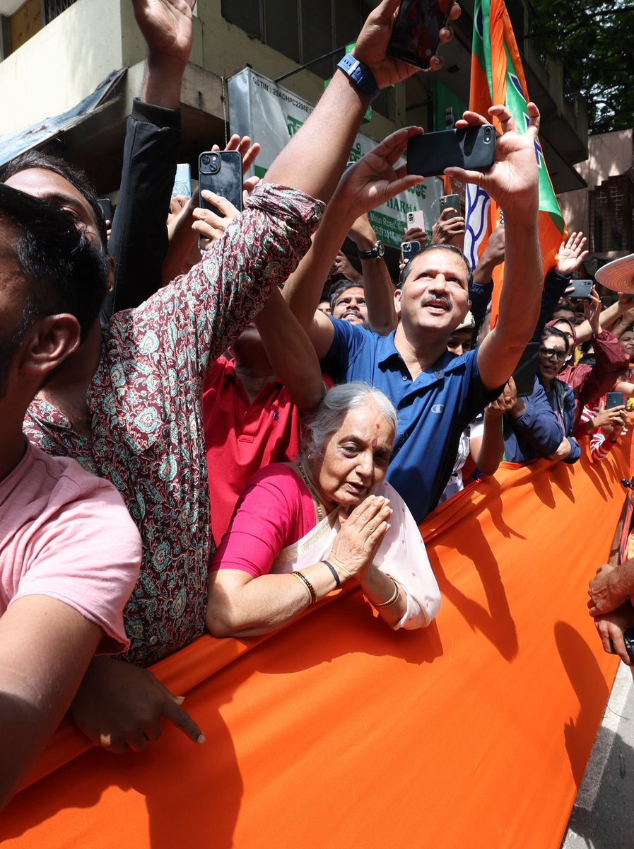 narendramodi's tweet image. ಮತ್ತೆ ಬೆಂಗಳೂರು ಜನರ ನಡುವೆ ಇರುವುದು ಆನಂದದ ಸಂಗತಿ.ಇಂದು ನಮ್ಮನ್ನು ಆಶೀರ್ವದಿಸಲು ಬಂದಿರುವ ಎಲ್ಲರಿಗೂ ಕೃತಜ್ಞತೆಗಳು.