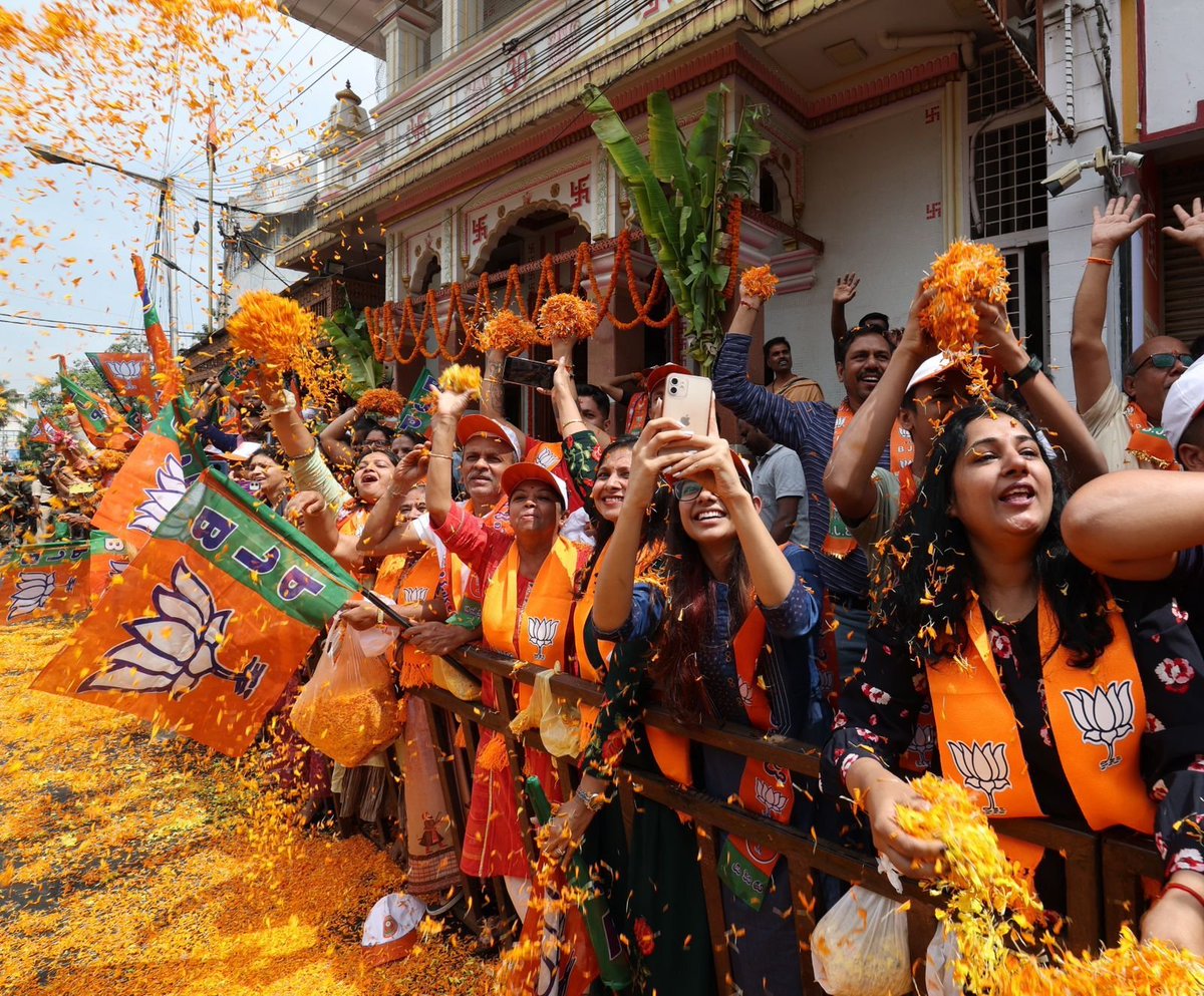 narendramodi's tweet image. ಮತ್ತೆ ಬೆಂಗಳೂರು ಜನರ ನಡುವೆ ಇರುವುದು ಆನಂದದ ಸಂಗತಿ.ಇಂದು ನಮ್ಮನ್ನು ಆಶೀರ್ವದಿಸಲು ಬಂದಿರುವ ಎಲ್ಲರಿಗೂ ಕೃತಜ್ಞತೆಗಳು.