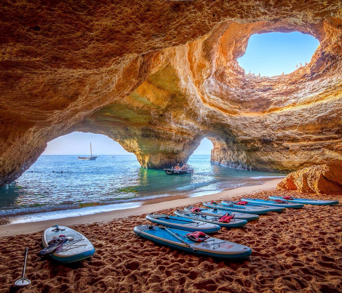 The stunning Algar de Benagil sea cave in Portugal 🇵🇹 surrounded by turquoise waters and golden cliffs 🚣‍♀️