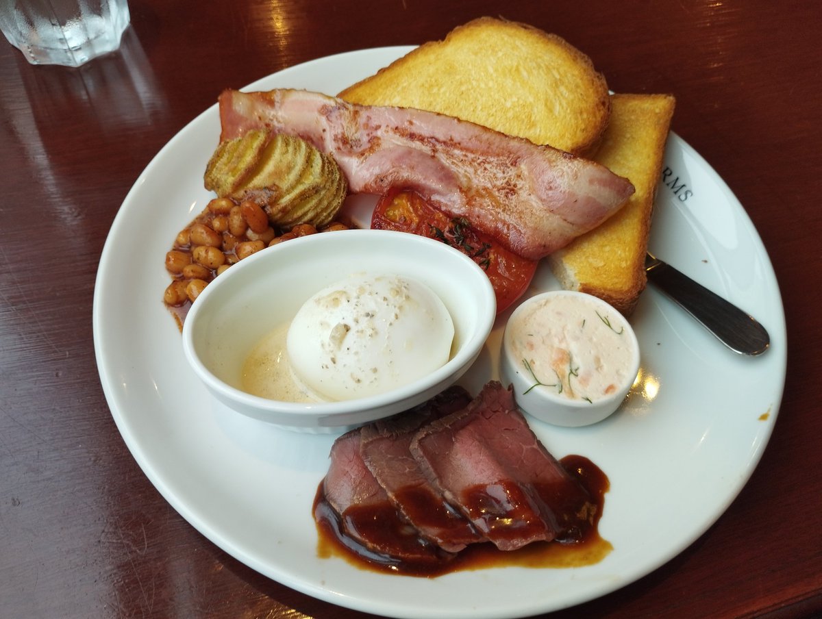 ToesuckerRin's tweet photo. 'avin a full English in Akihabara https://t.co/BLmtPqycZ5