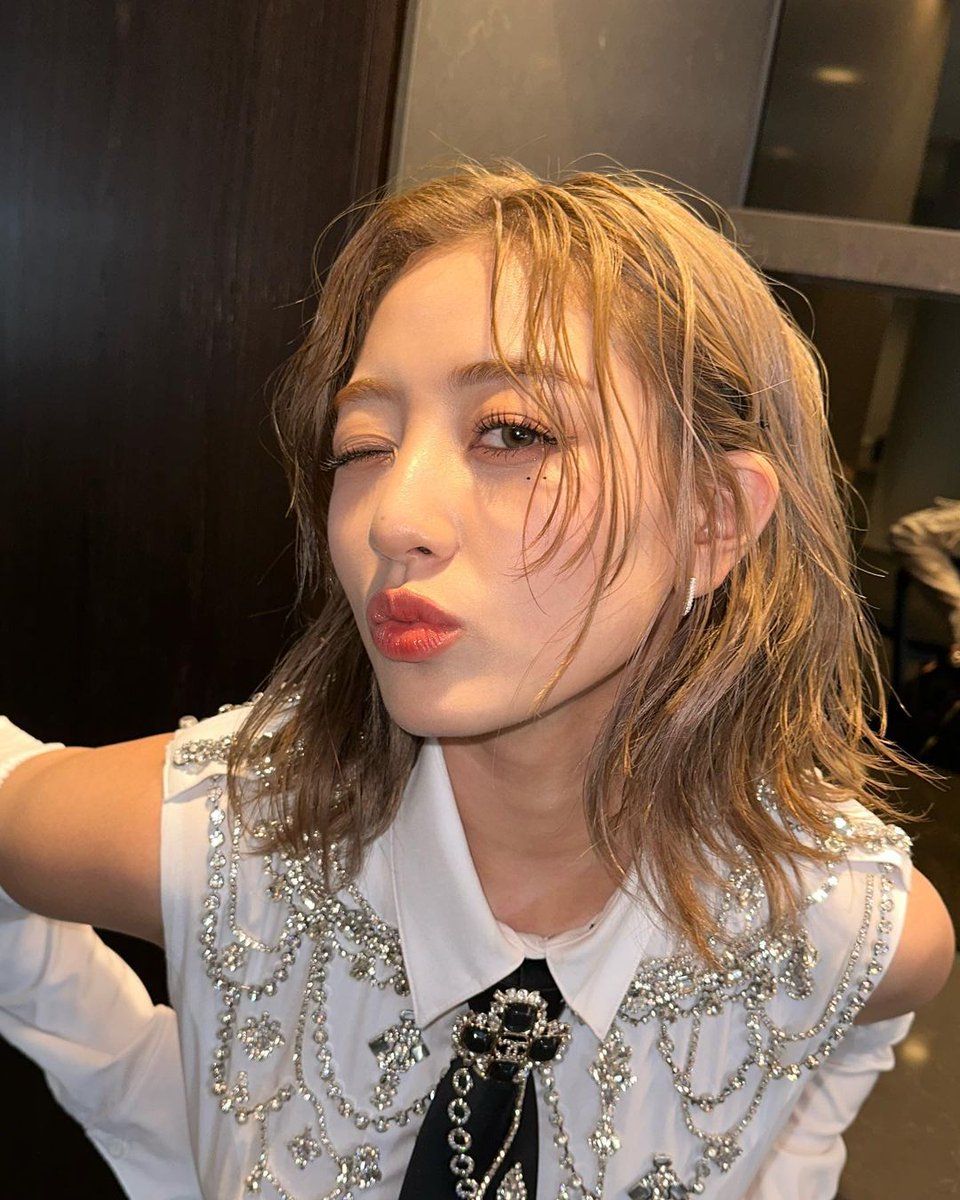 jihyocheeks's tweet photo. CAN WE SLOW DOWN https://t.co/jM6beCZqTK