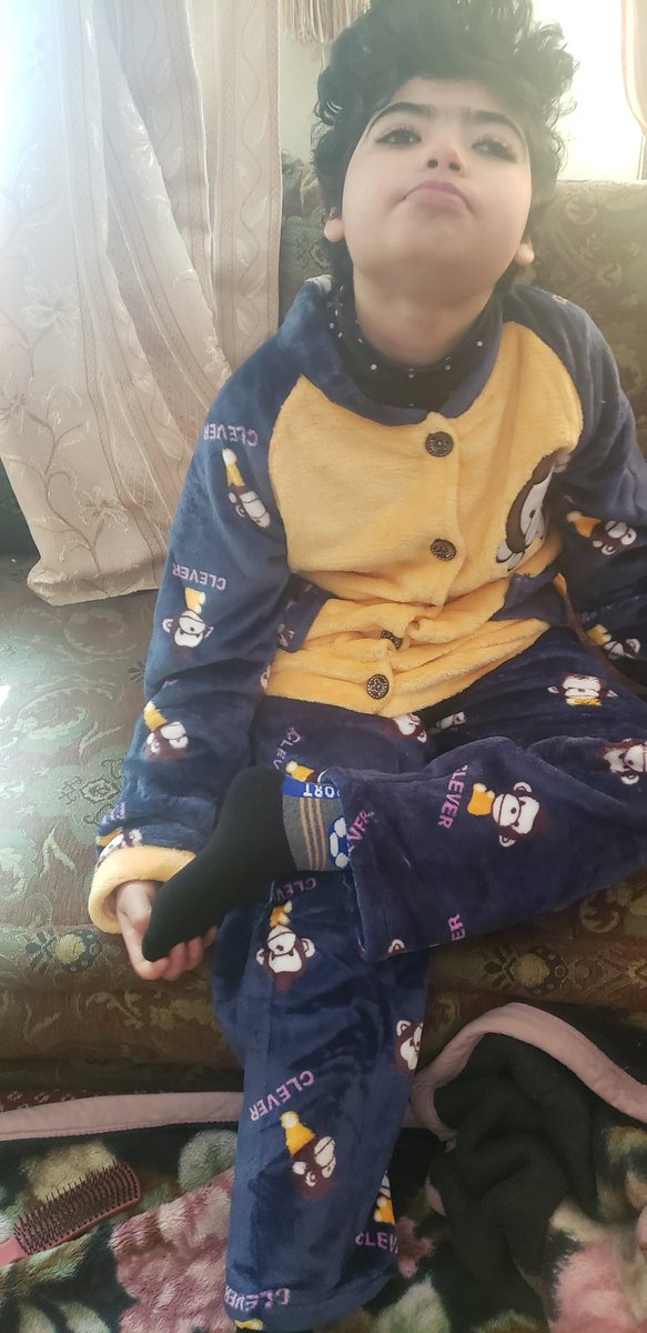mohkohali's tweet photo. علينا أن نودع بعضنا باستمرار، أن نتبادل الوداع كل حين، بكثير من الصمت، والحنو، والنظرات الطويلة إلى الأبواب، وأن نألف الوداعات، كما نألف أسرّة نومنا.. كل من يخرج ويغلق الباب، قد لا يعود.. كثيرون خرجوا مبتسمين، ولم يعودوا في المساء، ولا في أي مساء

~ الشاعر المغربي محمد بنميلود. https://t.co/i0D4ZD2vsj