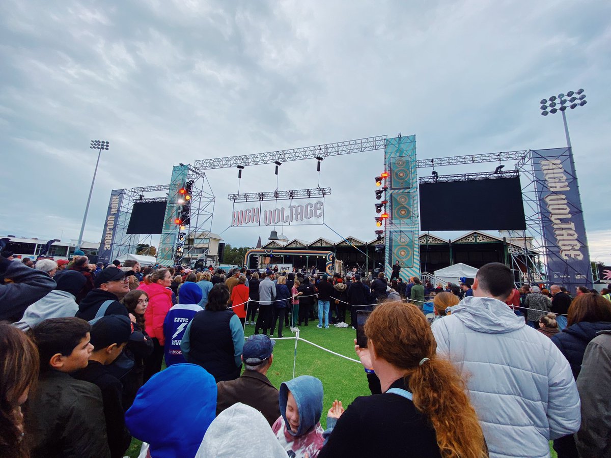 Jcxv6vb's tweet photo. #HighVoltage Festival in #Fremantle

這裡秩序超好大家都站得很開，隨便能到前排

同行友人說中國跟台灣音樂祭是一樣的，都愛搞衝撞

本次最感動是旁邊的手語人員，他們真的，我哭死🥹 https://t.co/s5ViG7mVFQ