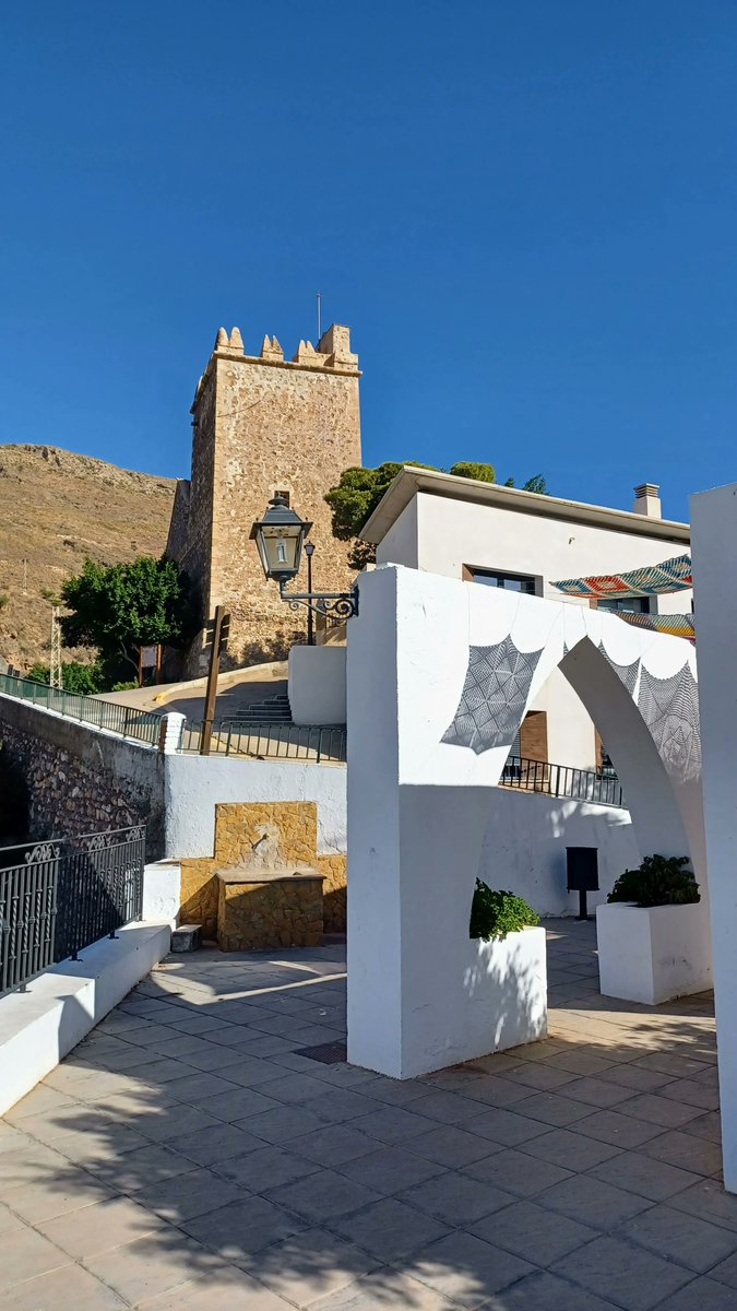 La iglesia-fortaleza de San Benito se eleva por encima de la Plaza del Cerrillo en Vícar.
Sierra de Gádor, #Almería