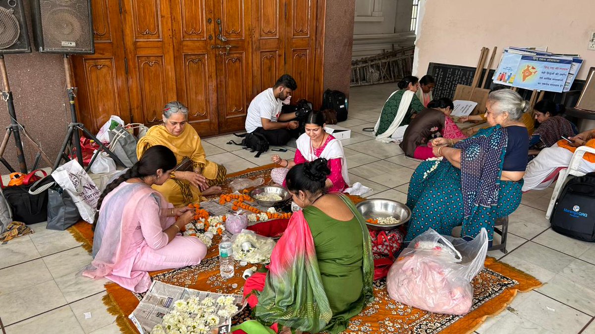 फरीदाबाद में <a href="/SanatanSanstha/">Sanatan Sanstha</a> आयोजित हिंदू एकता शोभायात्रा की पूर्व सिद्धता के कुछ क्षण

विविध संघटन, संप्रदाय एवं धर्मप्रेमी उत्साह से समर्पित भाव से धर्मसेवा में सहभाग ले रहे है 

#Faridabad में रामराज्य का शंखनाद आज सिद्धपीठ हनुमान मंदिर से 

#HinduRashtra 
#रामराज्य 
#dharma