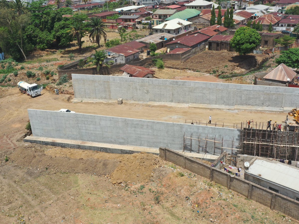 Dualisation of Rabah road from Arewa house to rigasa train station with overpass at Arewa house and Underpass At Nnamdi Azikwe byepass by @CCECCKADUNA #KadunaUrbanRenewal Item of work: casting of retaining walls at A/Kanawa and Earth works ongoing at old NDA phase.