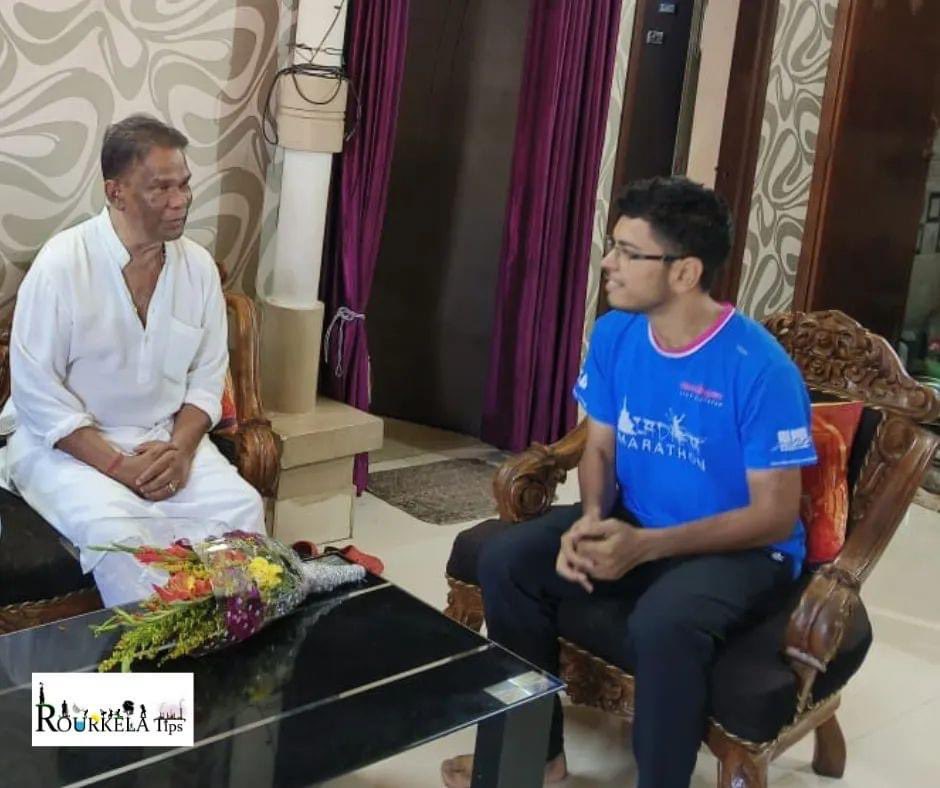 DilipRayOdisha's tweet photo. Sumit Singh from Rourkela is attempting to break the Guinness World Record for most marathons completed in 30 days. 

So far, he has completed 10 successful attempts in 12 days and now has 18 days left to complete the remaining 23 marathons.

Met him to extend my support while also congratulating him for the target that he has achieved so far, which in itself, is no less a feat. 

Wishing him success in this attempt and all the very best for his future endeavours.