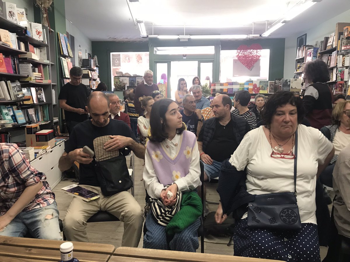 Qué lujo presentar <a href="/NietasMemoria/">Nietas de la Memoria</a> en #Castro con amigas como Pilar y librerías como #Annais <a href="/marianalvarezma/">Marian Álvarez ❤️💛💜💜💜</a> @conchasanfran1 
#memoriahistorica