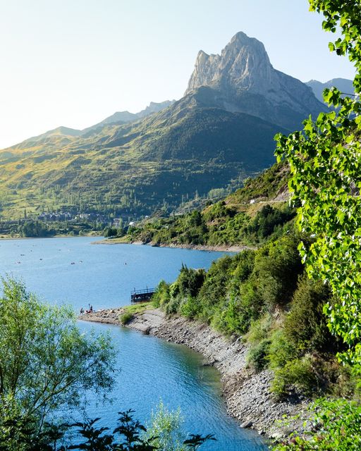 Huesca_LaMagia's tweet photo. ¿Quieres descubrir un lugar mágico en el #ValledeTena? ¡La Peña #Foratata y el encantador pueblo de #Lanuza te esperan! 😍🏞️ Disfruta de las vistas desde la montaña y del embalse a sus pies 💧✨ ¡No te pierdas esta experiencia única en plena naturaleza! ⛰️ https://t.co/2d3yve5Yyx