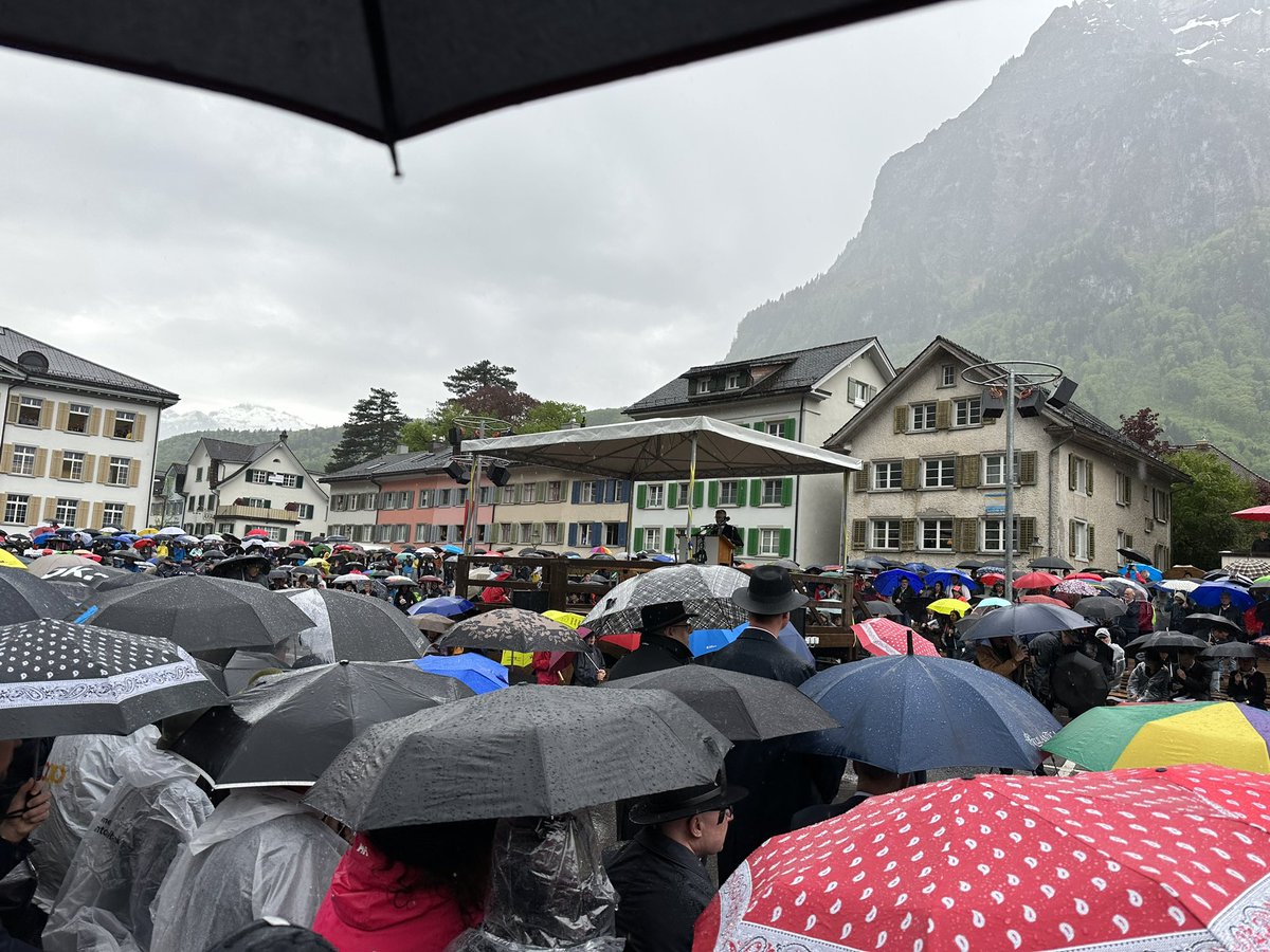 BaSchaffner's tweet image. Die Demokratie trotzt dem Wetter.
#Landsgemeinde #Glarus