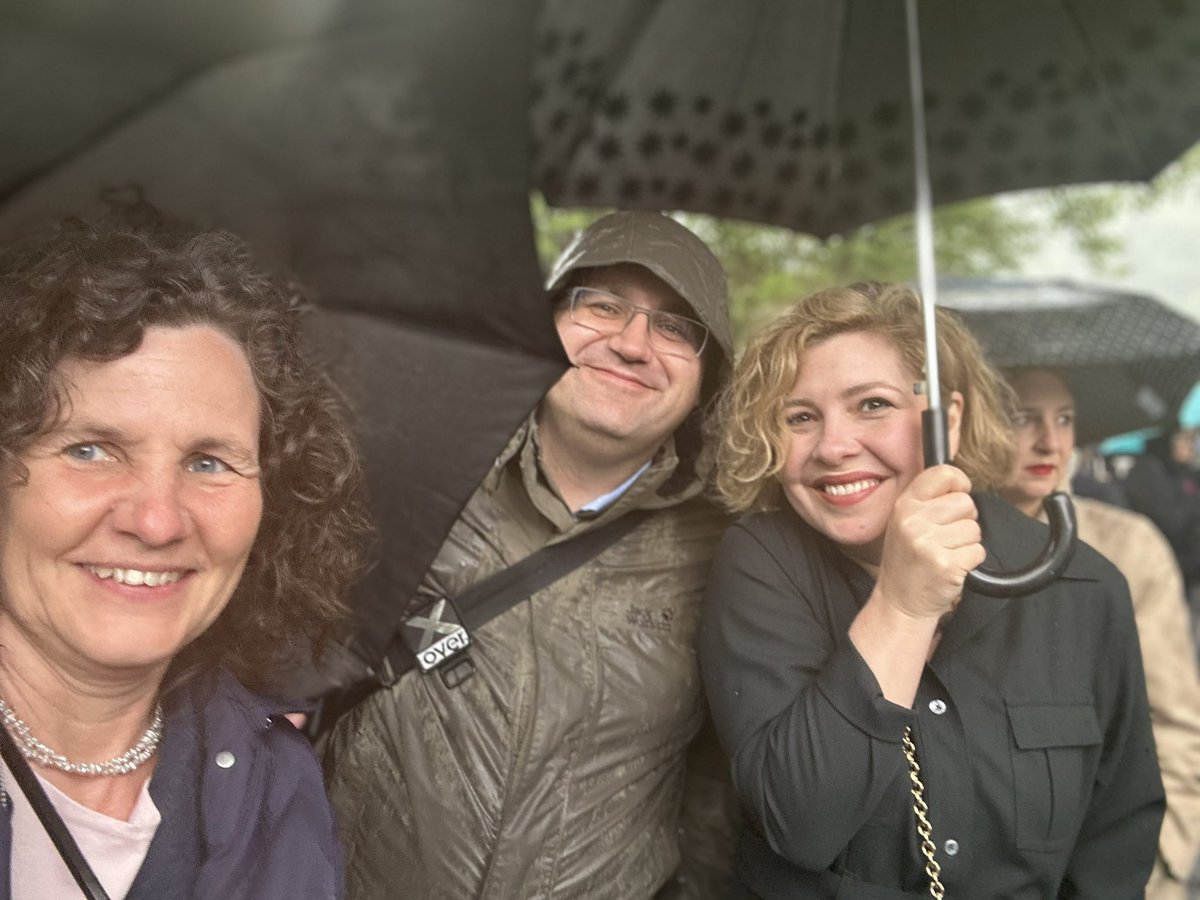 BaSchaffner's tweet image. Die Demokratie trotzt dem Wetter.
#Landsgemeinde #Glarus