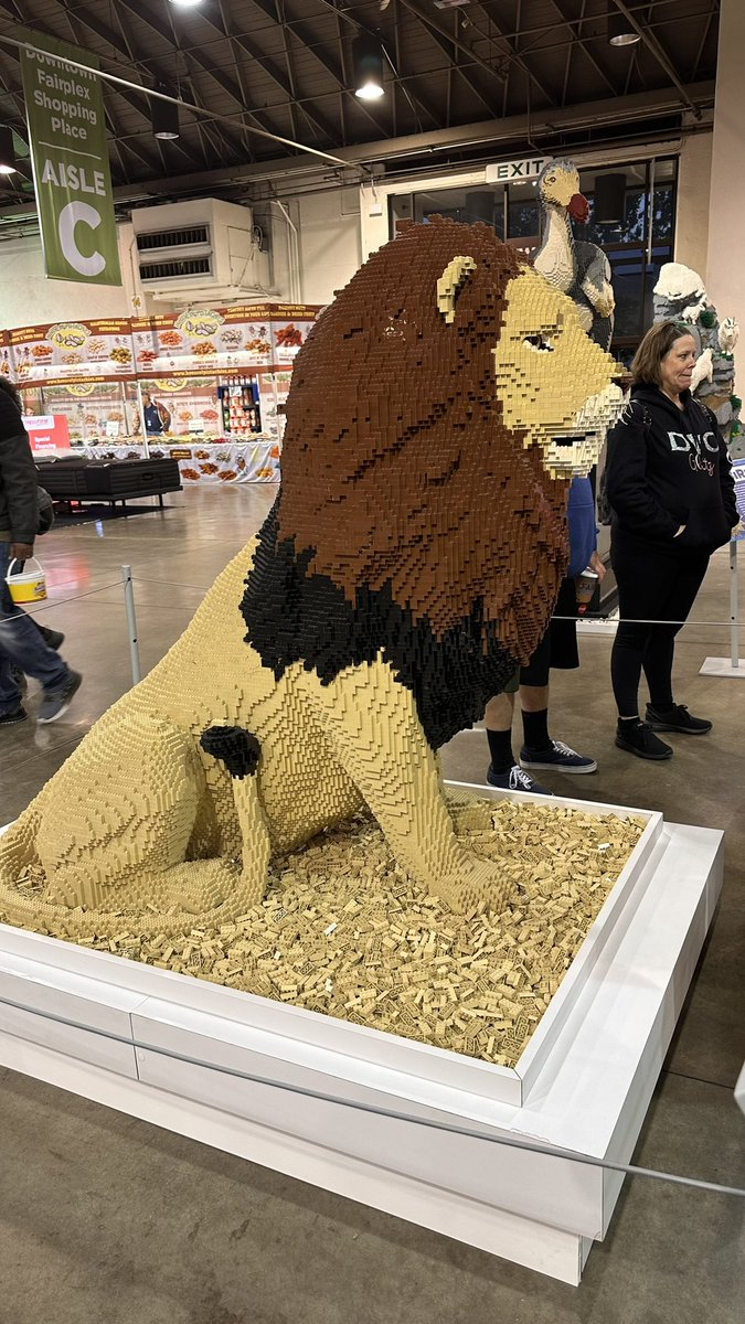arian_dunn's tweet photo. Cool giant Lego statues 
#LEGO #lacofair #art https://t.co/6LoF3xCv1q